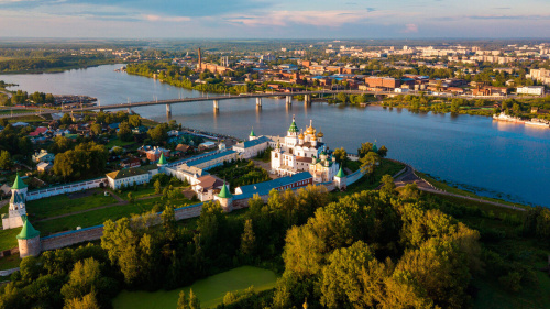 Оплачивать питание в школьных столовых и проезд по городу Костромские школьники могут одной банковской картой